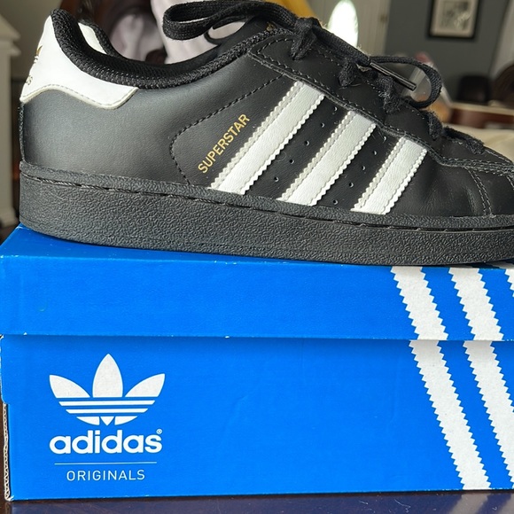 LIKE NEW Adidas Superstar Jr. Size 2 1/2 (Core Black / Cloud Whitek) - Picture 1 of 11